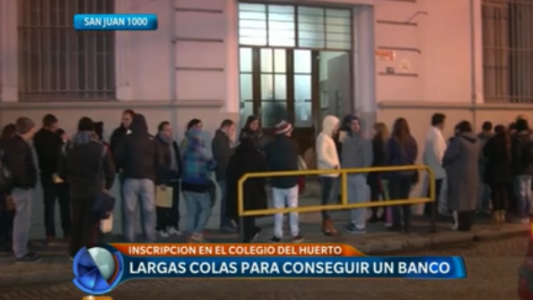 Colegio del Huerto: largas colas para conseguir un banco