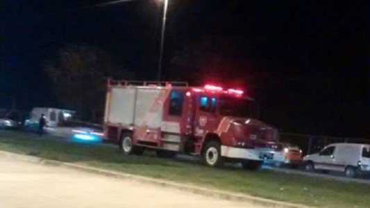 Rescataron a un pescador, atravesado por un hierro al caer por la barranca en la costanera