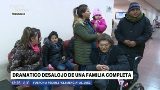 Dramático desalojo de una familia completa