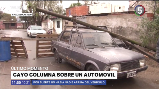 Una columna cayó e impactó de lleno sobre un auto