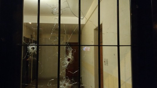 Balearon el frente de un edificio en Dorrego al 1600