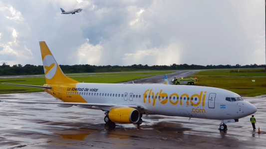 Flybondi canceló más de 30 vuelos durante el fin de semana y generó caos entre los pasajeros