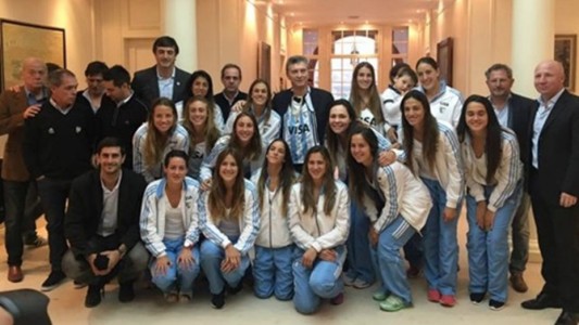 Macri recibió a las Leonas, otra vez campeonas