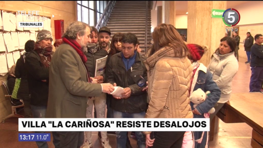 Más de 500 familias resisten desalojos en villa "La Cariñosa"