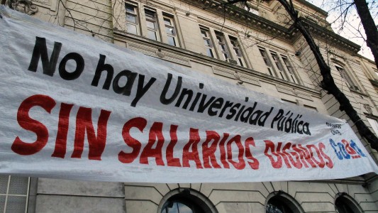 Docentes universitarios comienzan paro por tiempo indeterminado