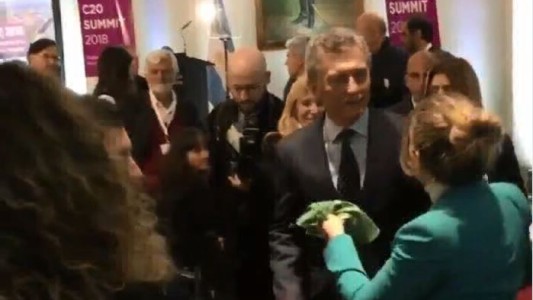 Mauricio Macri recibió el pañuelo verde de la Campaña por el Derecho al Aborto Legal