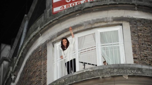 Allanaron dos pisos en el edificio donde vive Cristina Kirchner