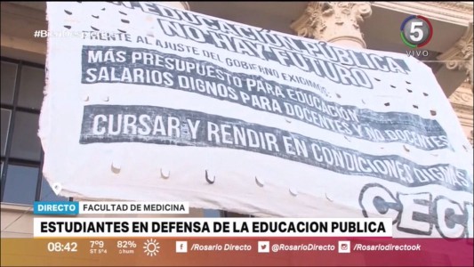 Abrazo solidario y marcha en defensa de la educación pública