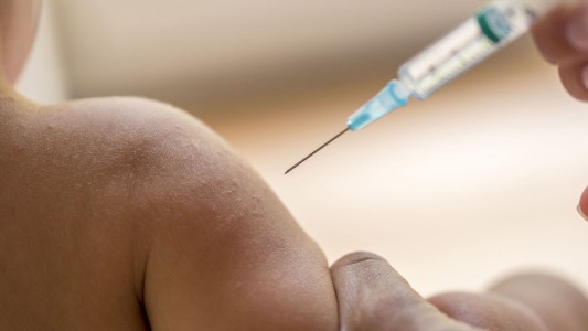 Recortes en Salud: suspendarán la vacuna contra el meningococo en chicos de once años