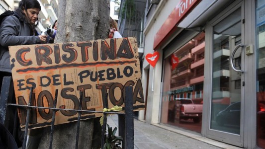 Allanan el departamento de Cristina Kirchner en Recoleta