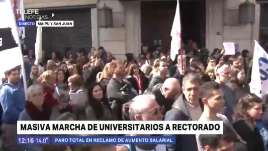 Universitarios realizaron una multitudinaria marcha y concentración frente a Rectorado