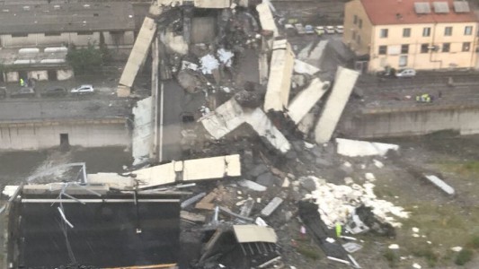 Se derrumbó un puente de una autopista en Génova: hay al menos 11 muertos
