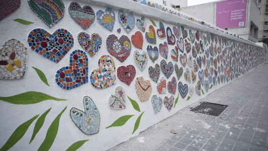 Rosario le rinde homenaje a Favaloro con dos coloridos murales