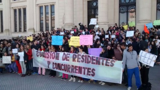 Médicos residentes reclamaron sueldos adeudados en el marco de la jornada de paro