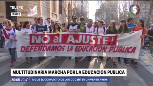 Multitudinaria marcha en Rosario en defensa de la educación pública