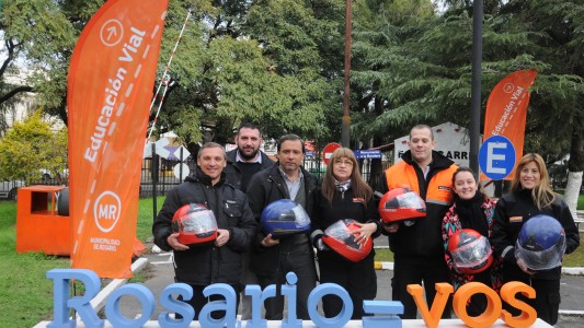 Se entregaron cascos en el marco del Mes de la Conciencia Vial