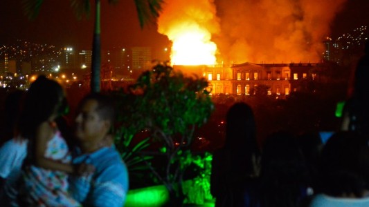 Impresionante incendio en el Museo Nacional de Río, el más antiguo de Brasil