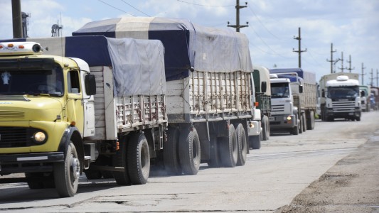 Los transportistas de granos continúan con el paro y aseguran que la actividad en los puertos es nula