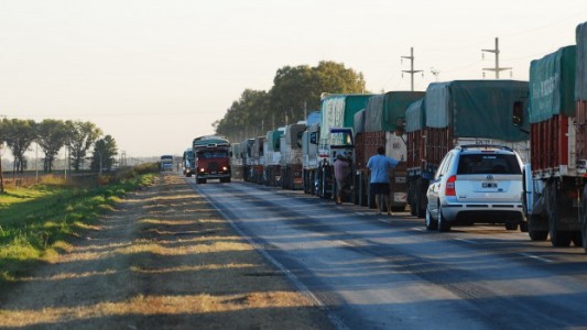 Por el paro de transportistas de cereales, cayó 95% el ingreso de camiones a los puertos de Rosario