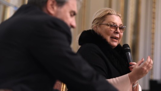 Carrió: "Vamos a pasar los días más terribles de la Argentina, pero hay que resistir"