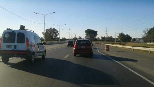 Perdió el control de su moto y murió al impactar contra un volquete en Circunvalación