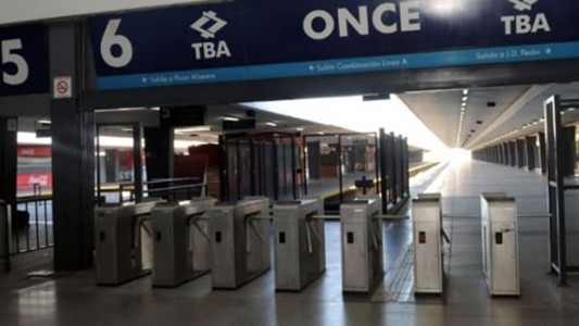 Abandonaron a un bebé en un carrito de supermercado en la estación Once