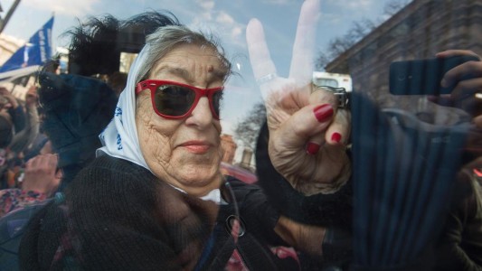 Hebe de Bonafini aceptó ser indagada y el Juez ordenó el cese del pedido de captura