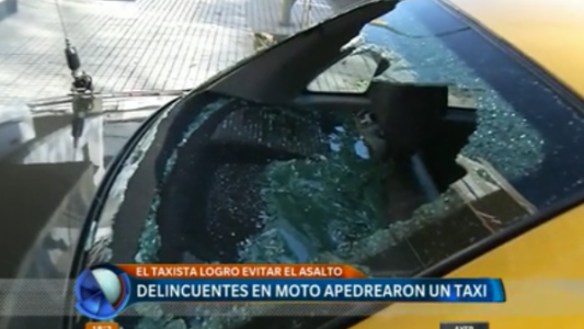 Delincuentes en moto apedrearon un taxi