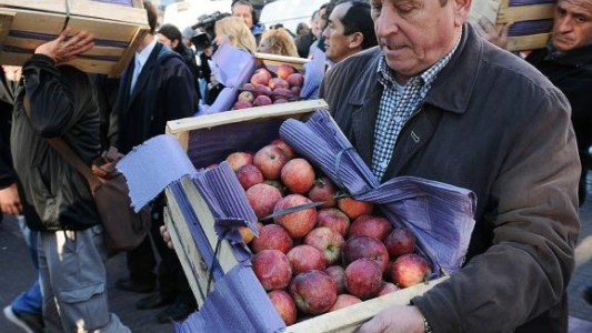Productores regalaron fruta en Plaza de Mayo en protesta por la falta de rentabilidad