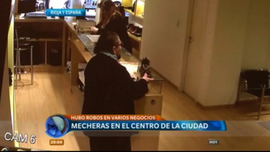 Mecheras en acción: fueron registradas por las cámaras robando en comercios del centro