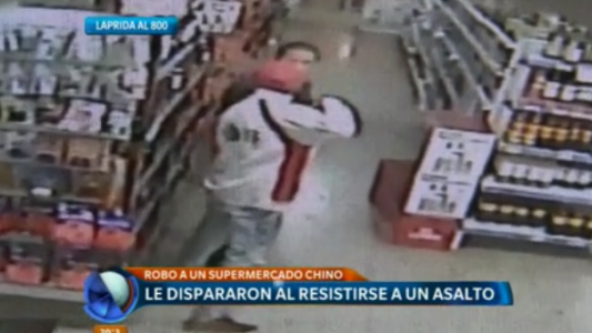 Un delincuente disparó contra el encargado de un súper chino