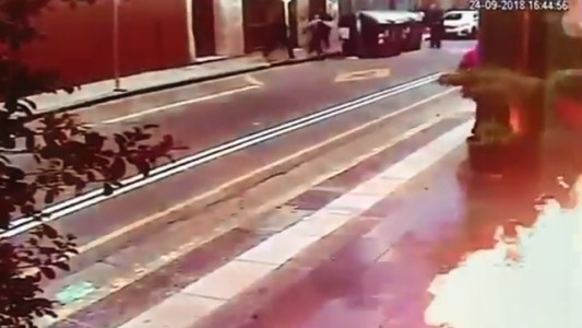 Encapuchados tiraron bombas molotov contra un edificio de la Gendarmería