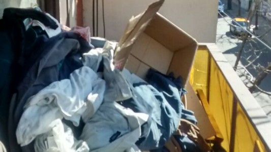 La Gum sacó más de 150 bolsas con basura acumulada en el departamento de una anciana y su hijo