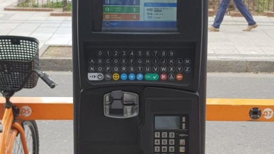 Estacionamiento: comienzan a instalarse los nuevos parquímetros