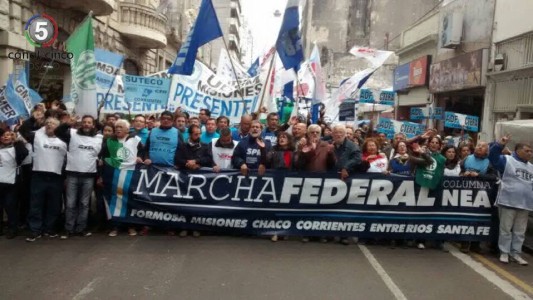 Una multitud acompañó la "Marcha Federal" en su paso por Rosario