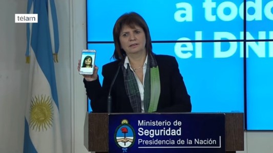 Patricia Bullrich anunció medidas para terminar con los barrabrava en los estadios