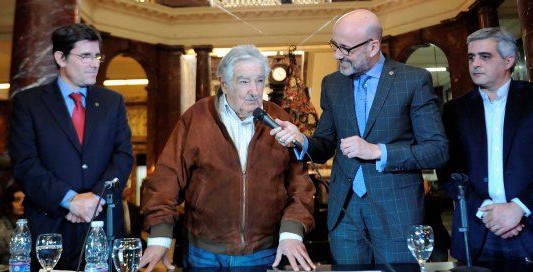 José "Pepe" Mujica recibió el título de Doctor Honoris Causa de la UNR