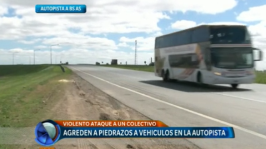 Violento ataque a un colectivo en la autopista a Buenos Aires
