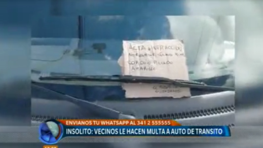Vecino le hace multa a auto de tránsito