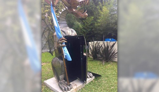 Hallaron en la casa de un ex funcionario de Scioli una caja fuerte oculta en una estatua de dragón