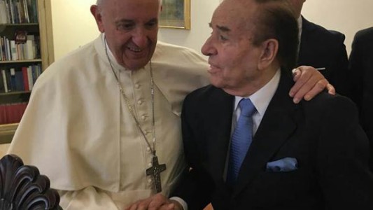 El expresidente Carlos Menem fue recibido en el Vaticano por el papa Francisco