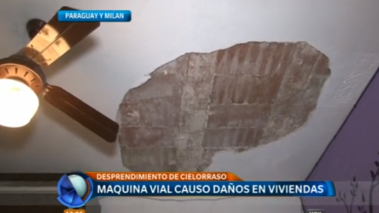 Máquina vial causó daños en viviendas