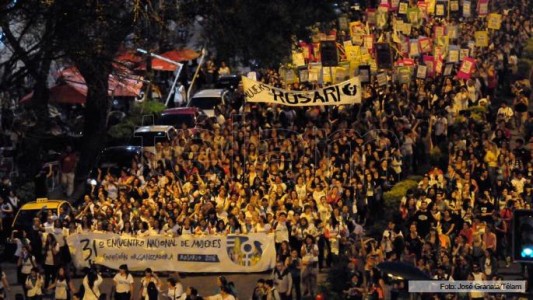 Multitudinaria marcha por el Encuetro Nacional de Mujeres