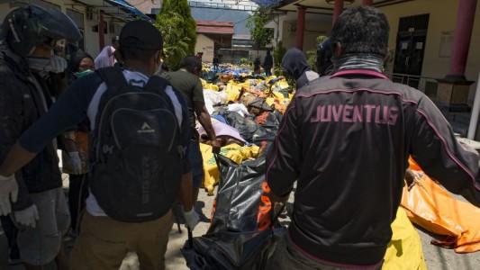 Más de mil muertos por el terremoto y el tsunami en Indonesia
