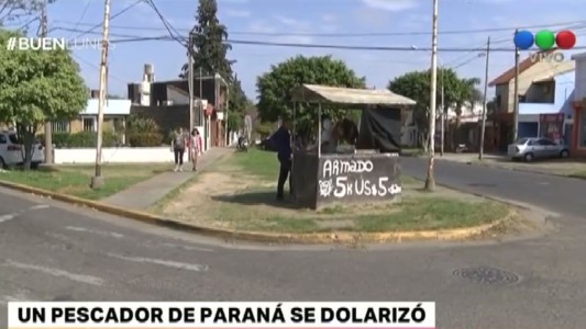 Un puestero vende pescado en dólares