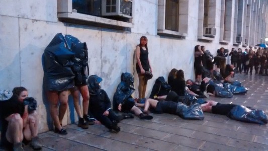 El "#MiércolesNegro" culminó con una masiva movilización contra los femicidios y la violencia de género