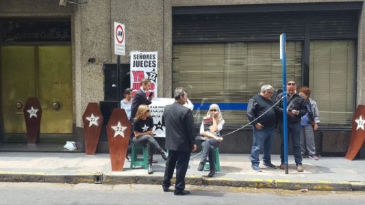 Familiares de víctimas de Salta 2141 se encadenaron frente a Litoral Gas reclamando el comienzo del juicio