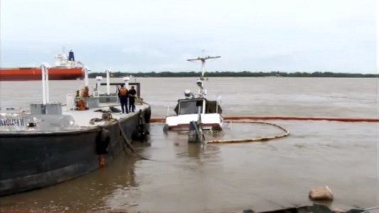 Se hundió un remolcador y derramó hidrocarburos en el Paraná