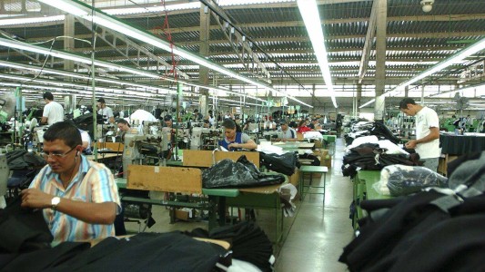 La producción industrial registró una caída del 5,6 por ciento en agosto