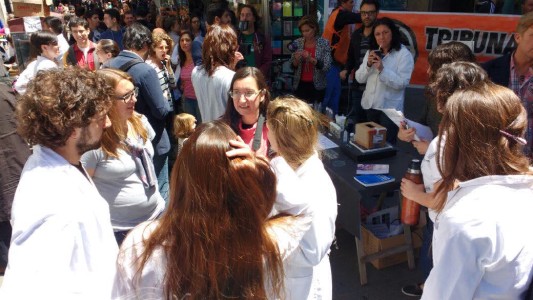 Científicos y docentes marcharon en Rosario y en distintos puntos del país contra el recorte del presupuesto